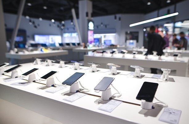 iphones in apple shop